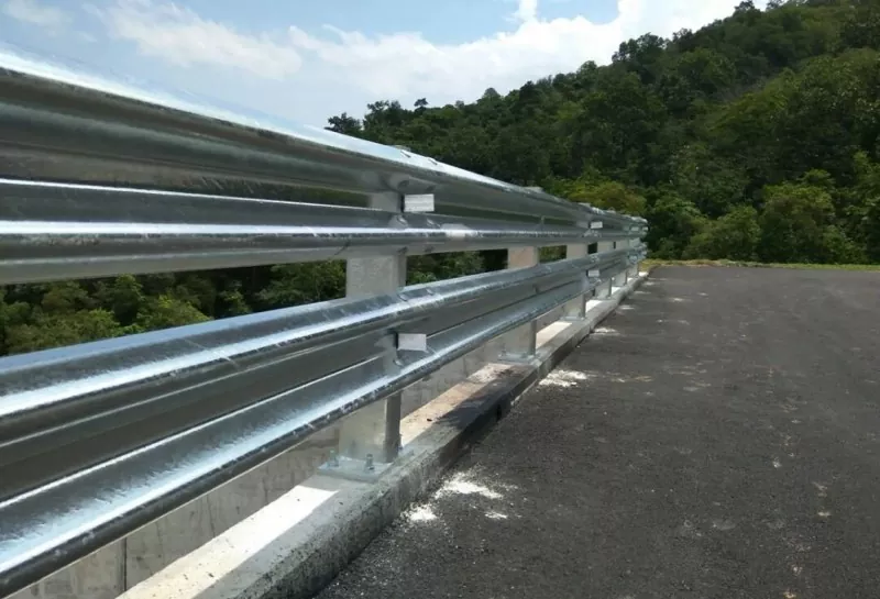ብረት ሀይዌይ Guardrail
